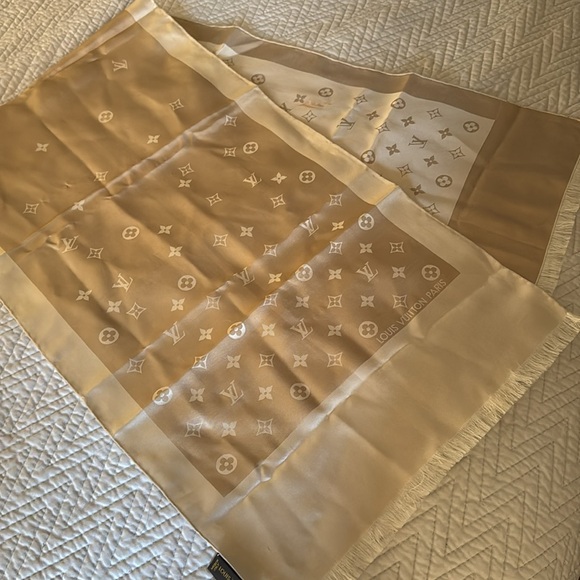 LV 100% Silk Scarf Cream and white ( no odors , pinhole snag & 2 small stains - Picture 1 of 8